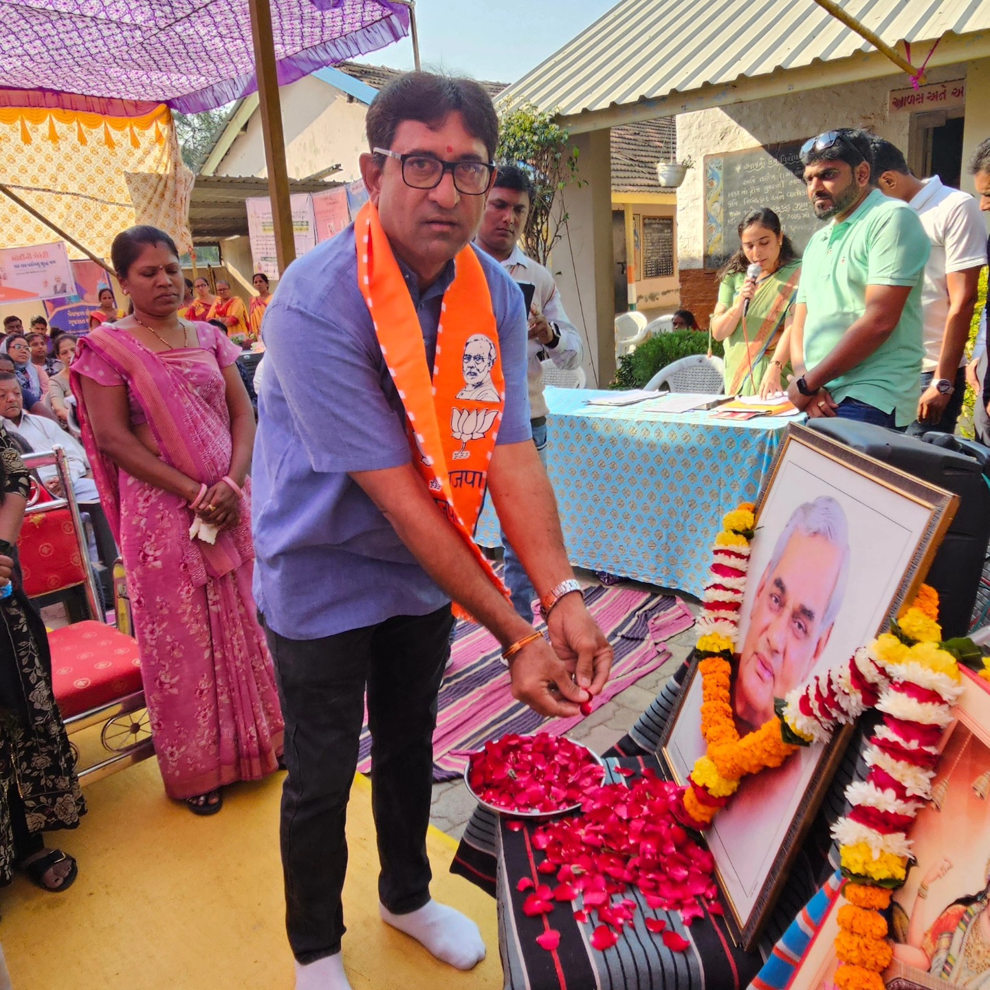 ભારતના રષ્ટ્રીયનાયક, કરોડો કાર્યકર્તાઓના પ્રેરણાસ્ત્રોત, પૂર્વ પ્રધાનમંત્રી, ભારત રત્ન, શ્રદ્ધેય અટલ બિહારી વાજપેયીજીની જન્મજયંતિ નિમિત્તે કામરેજ તાલુકાના દિગસ ગામમાં અટલજીને પુષ્પાંજલિ અર્પણ કરી બાળકોને ફ્રૂટ અને બિસ્કિટ વિતરણ કરીને સુશાસન દિવસ ની ઉજવણી કરી.